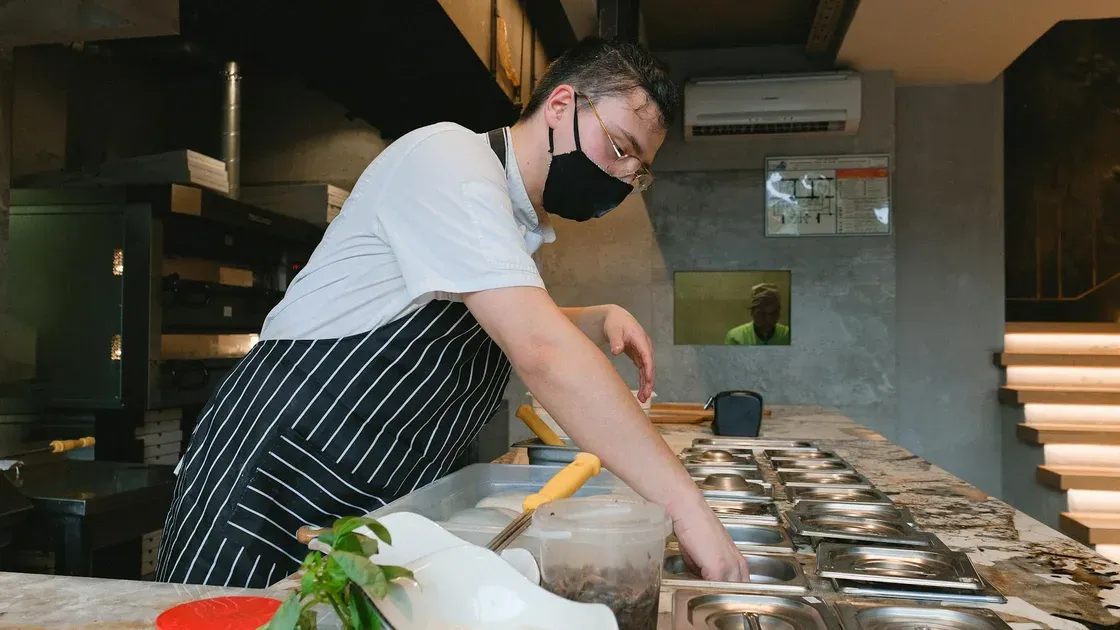 Ergonomía de Cocina: El Triángulo de Trabajo y las Alturas Correctas