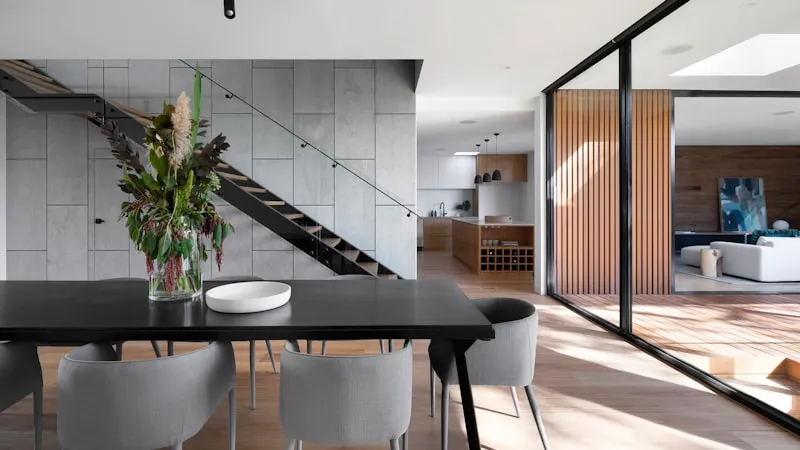 Fachadas de Color Oscuro: Negro, Gris y Tendencias en Cocinas