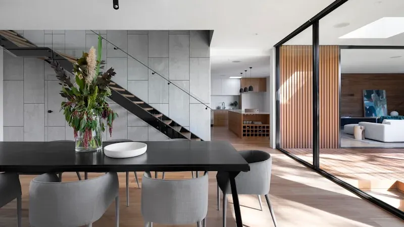 Fachadas de Color Oscuro: Negro, Gris y Tendencias en Cocinas