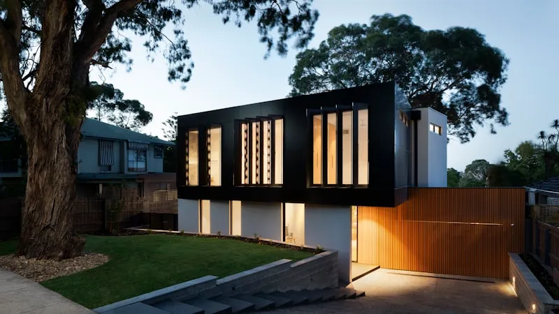 Fachadas a Medida vs Estándar: Diferencias de Costo y Calidad