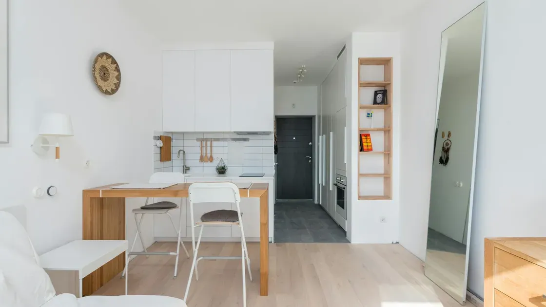 Optimización de Cocinas Pequeñas: 12 Decisiones que Multiplican el Espacio