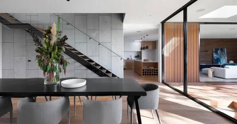Fachadas de Color Oscuro: Negro, Gris y Tendencias en Cocinas