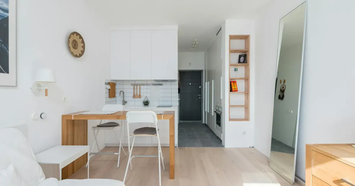 Optimización de Cocinas Pequeñas: 12 Decisiones que Multiplican el Espacio
