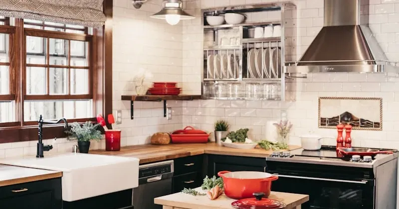 Tiradores vs Push-to-Open: Qué Sistema Conviene para tu Cocina